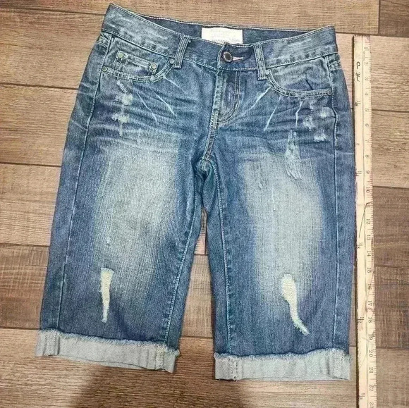 Maurices Capri Jeans Distressed Med Wash Denim Blue Cropped Women's Size 1/2 - Picture 1 of 5